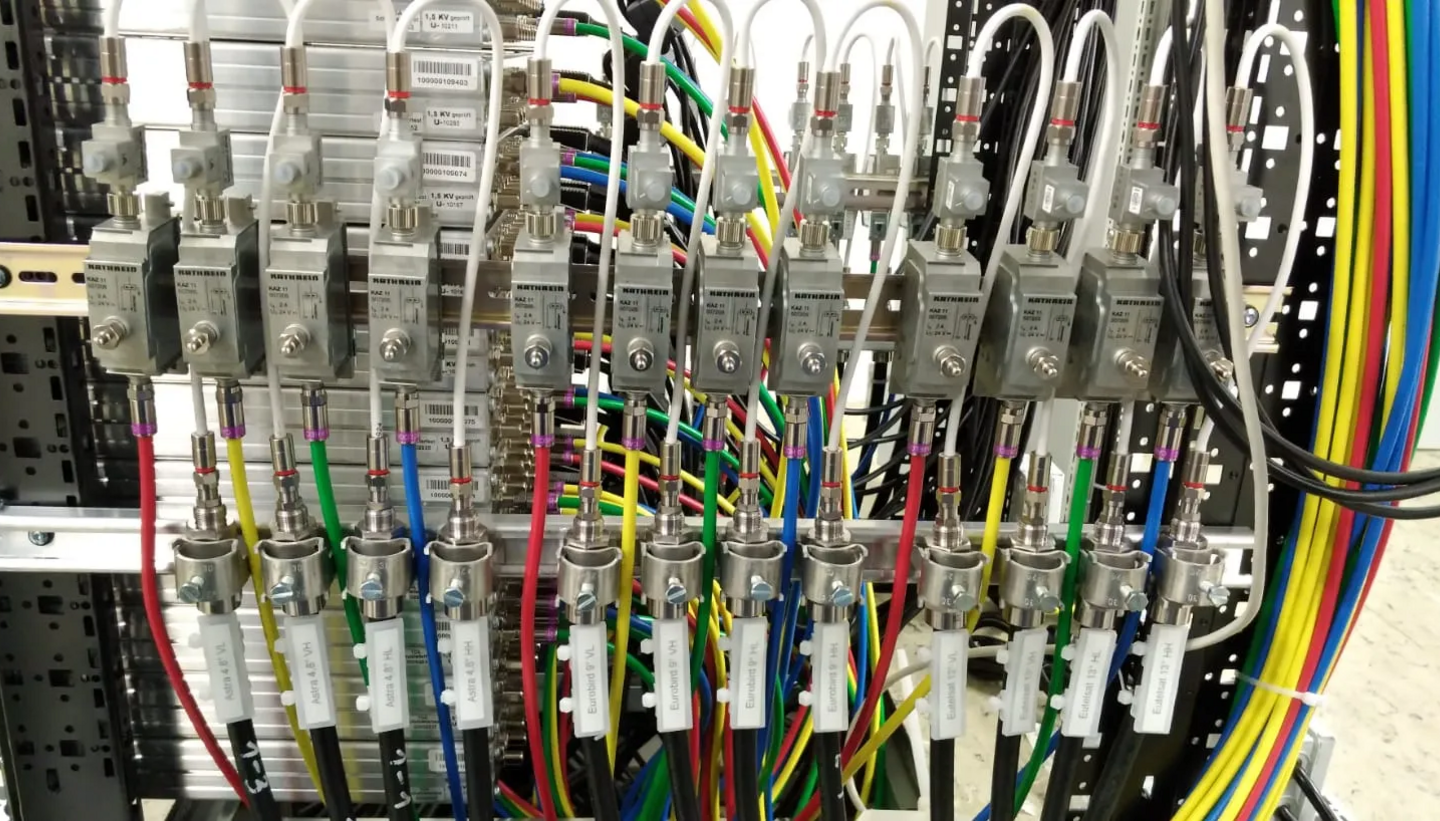 Viele bunte Kabel in rot, gelb, grün und blau.