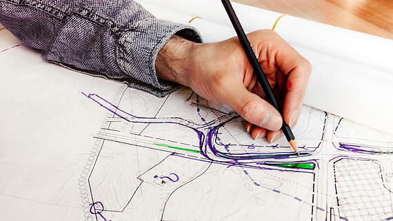 Männliche Hand macht eine Zeichnung mit einem Bleistift.